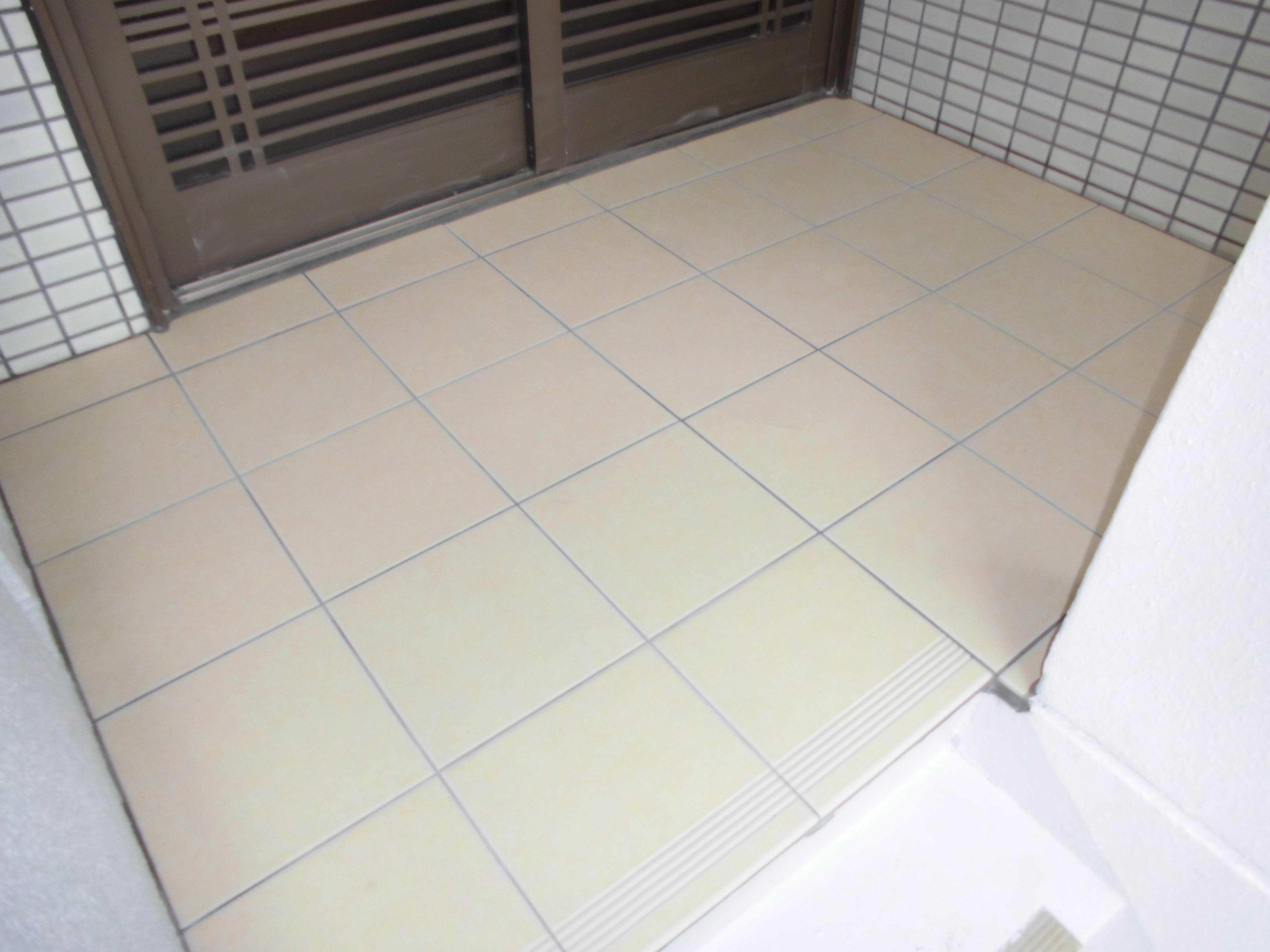 玄関ポーチ 階段タイル張替え工事 ユーアイホーム株式会社