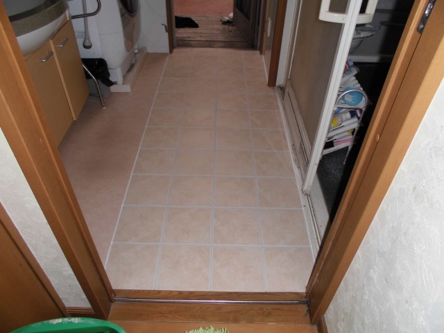 脱衣室床工事　シート貼り床からタイル貼りへ 床シート リフォーム 沖縄