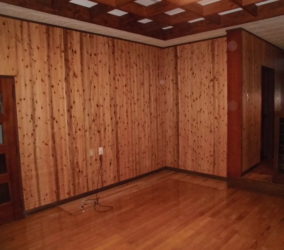 クロス壁から板張り仕上げのお部屋へ