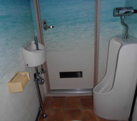 事務所トイレ改修　クロス張付け工事