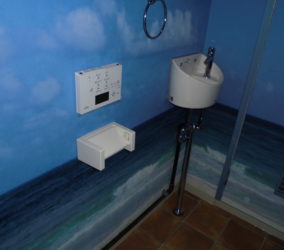 事務所トイレ改修　クロス張付け工事