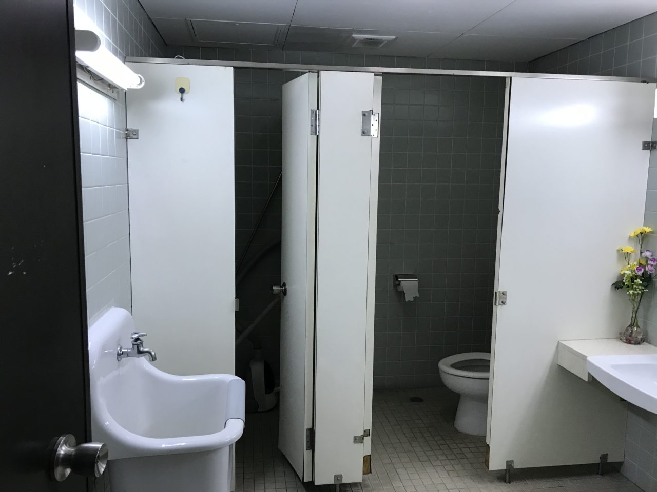商業ビルのトイレ改修工事 ユーアイホーム株式会社