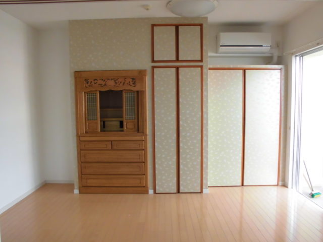 洋室に仏壇と収納棚を造作リフォーム 沖縄