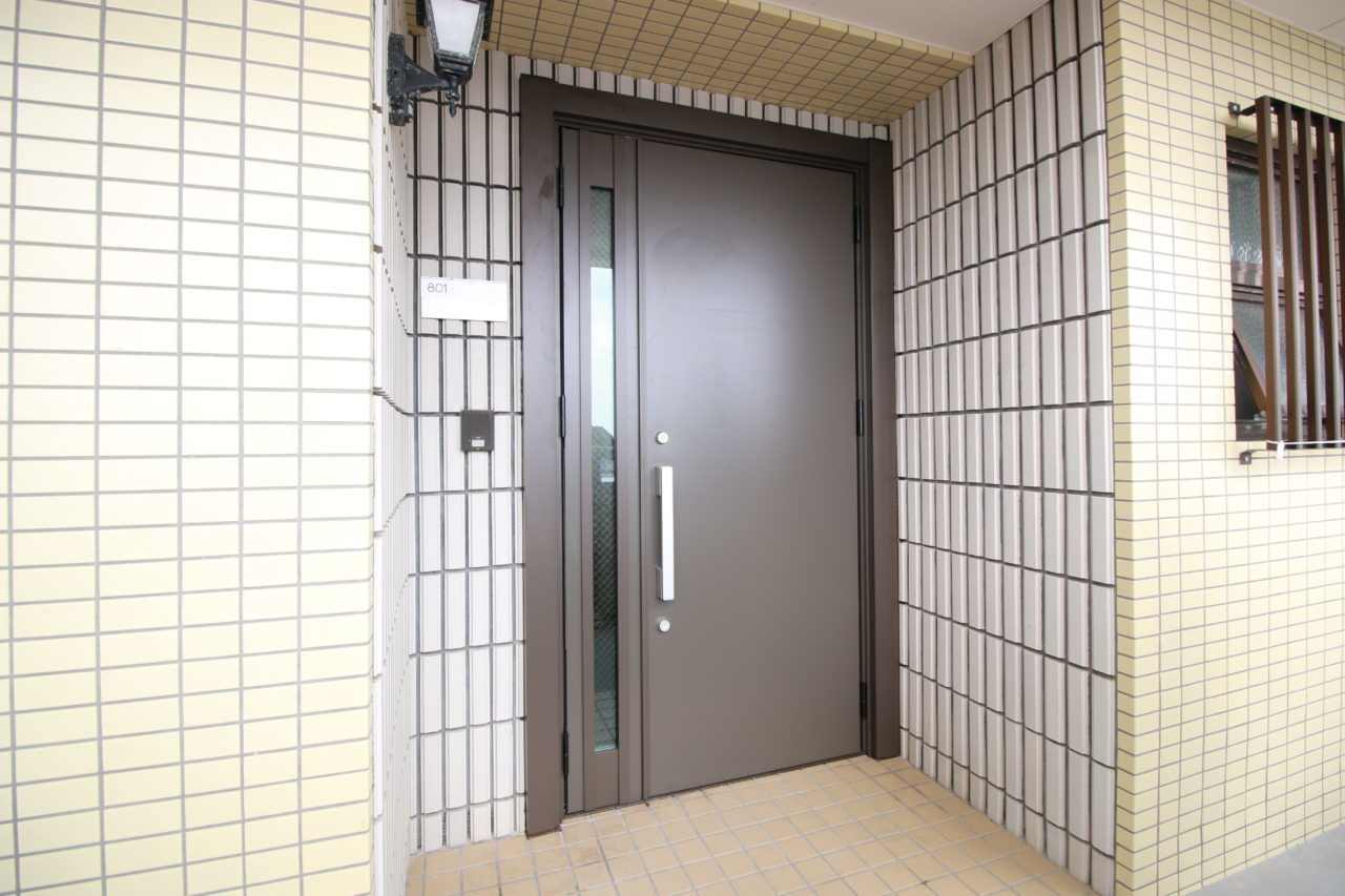 沖縄 リフォーム リノベーション マンション玄関ドア取替えリフォーム（カバー工法）