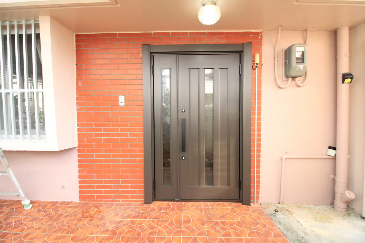 玄関ドアとトイレのリフォーム 沖縄