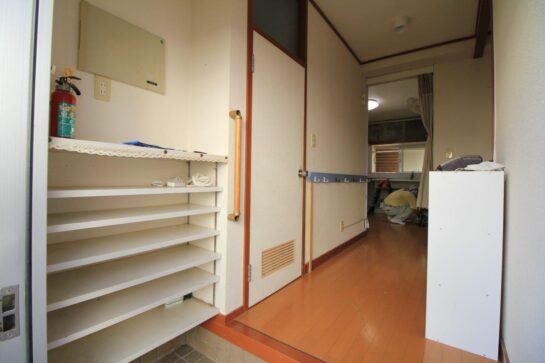Before　玄関 木部塗装 クロス