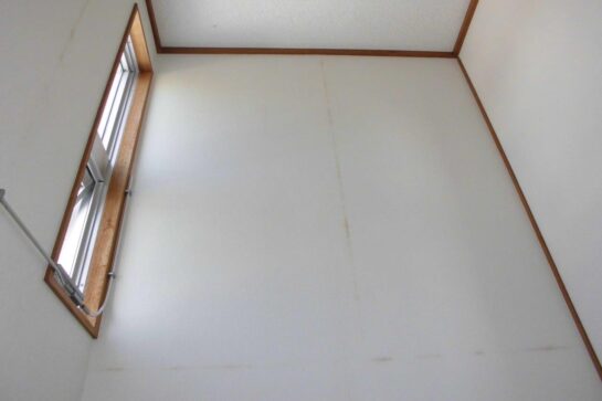 Before　吹抜けのクロス張替え