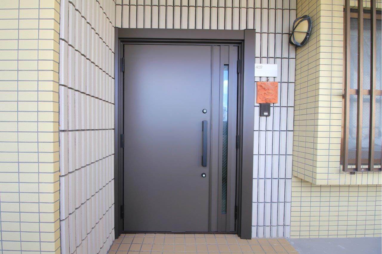 マンション 玄関ドアのリフォーム カバー工法 沖縄