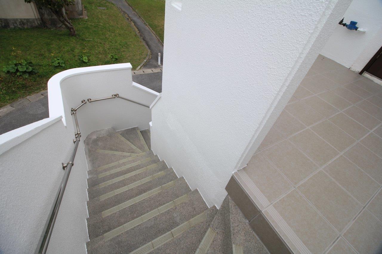 外階段と玄関まわりの外壁塗装リフォーム 沖縄