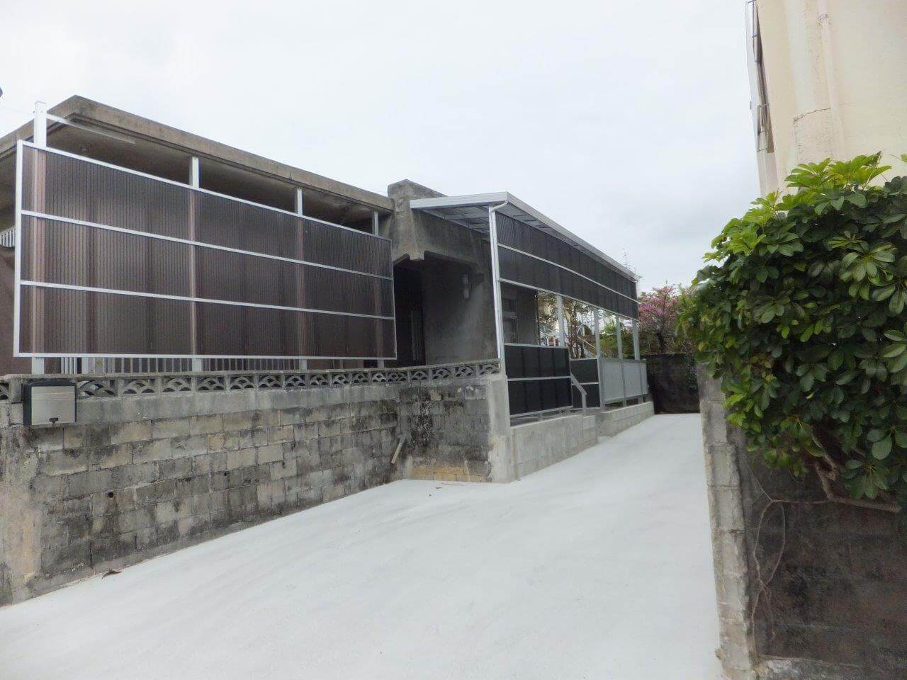 駐車場と目隠しフェンスの設置リフォーム テラス 沖縄