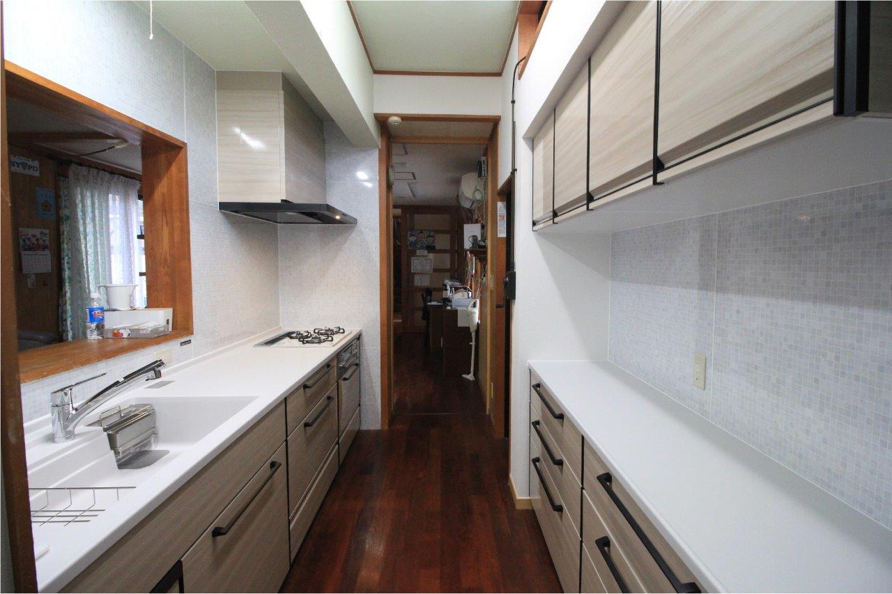 キッチンと収納棚の取替えリフォーム 沖縄