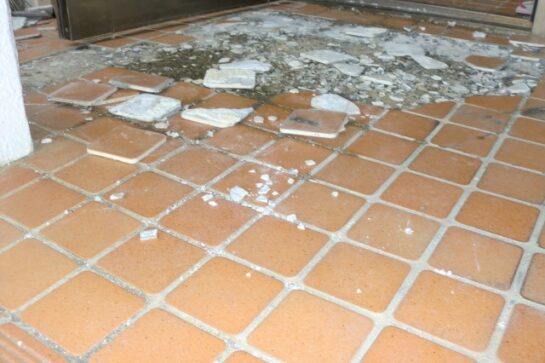 Before　玄関タイルの貼り替えリフォーム