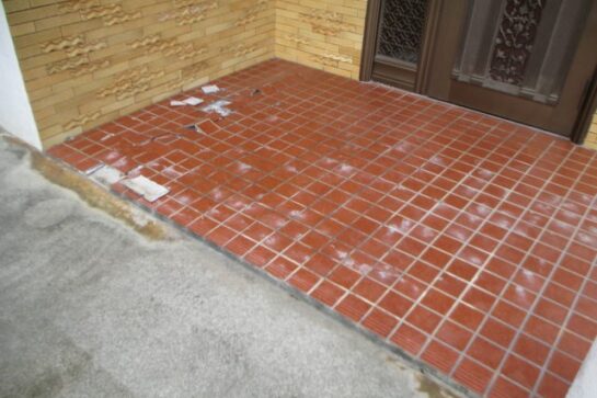 Before　玄関タイルの貼り替えリフォーム