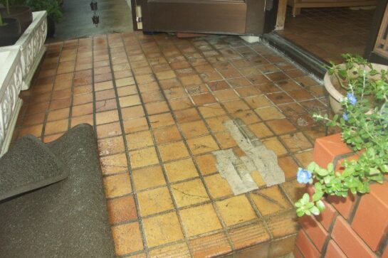 Before　玄関のタイル貼り替えリフォーム