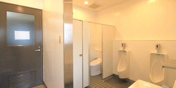 会社のトイレ 便器や壁・天井・土間を全面リフォーム（沖縄県 西原町 O様）