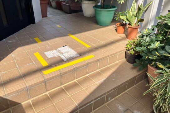 Before　玄関ポーチのタイル貼り替え