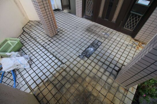 Before　玄関ポーチのタイル貼り替え①