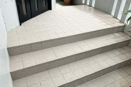 After　玄関ポーチのタイル貼り替え