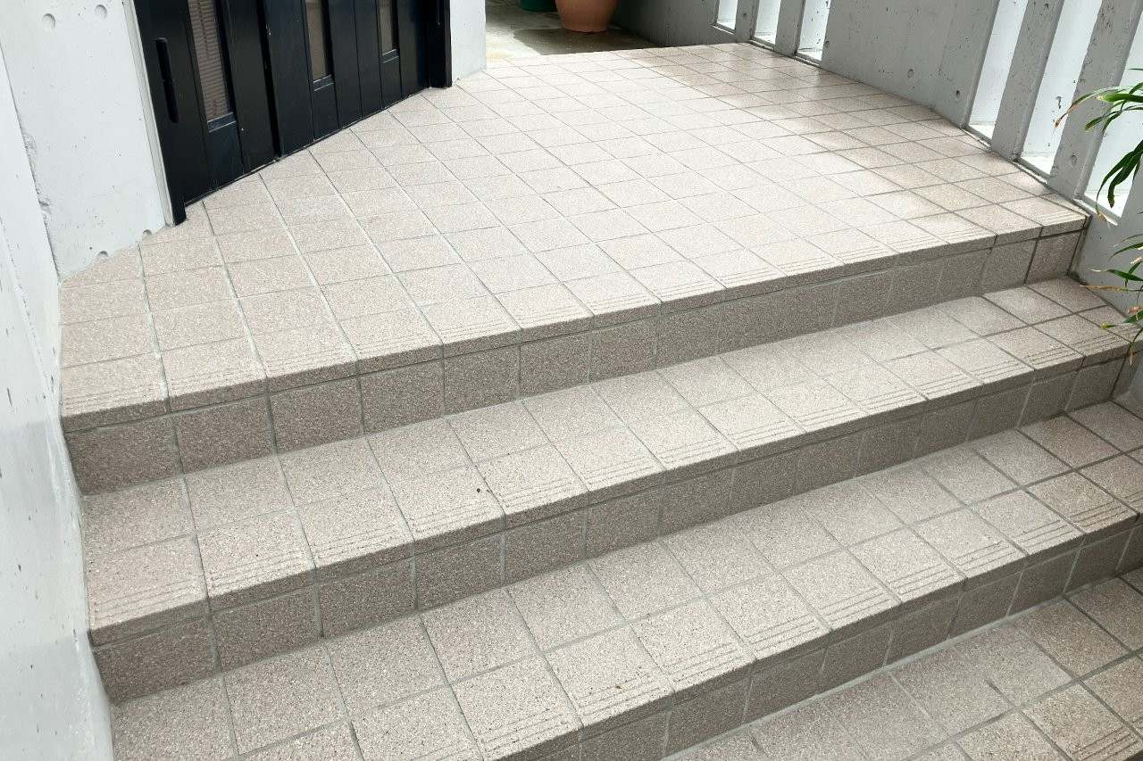 玄関タイル・内部壁・ドアクローザーのリフォーム