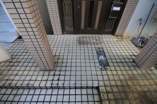 Before　玄関ポーチのタイル貼り替え②