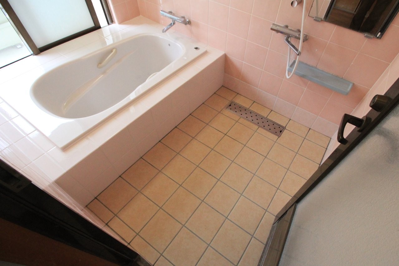 浴槽の取替えとタイル貼り替えリフォーム 沖縄