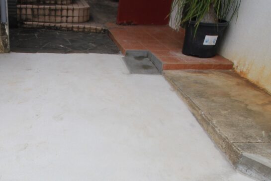 After 玄関ポーチのタイル斫り