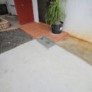 玄関ポーチのタイル斫り