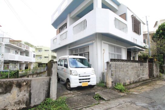 Before 駐車場に鉄骨階段を設置